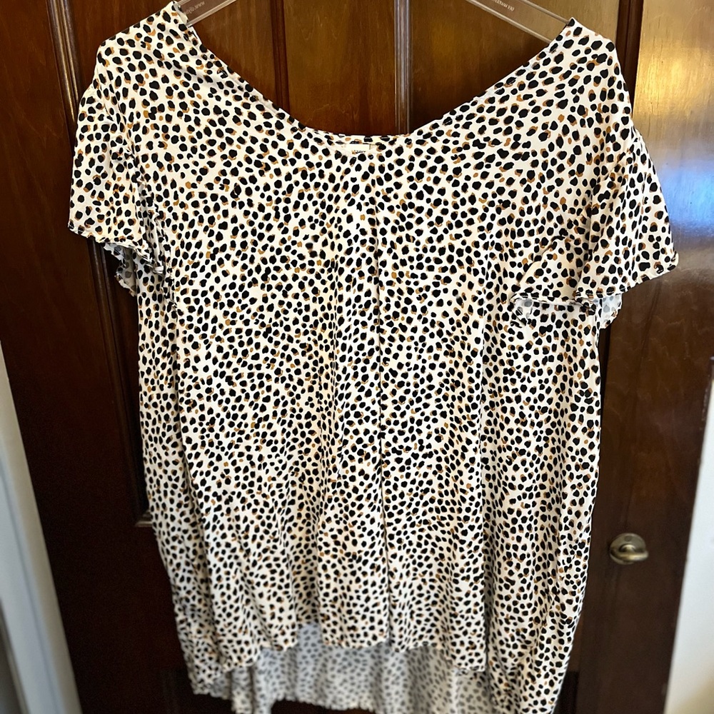 Women’s XXL Old Navy Blouse w/ flutter sleeves.